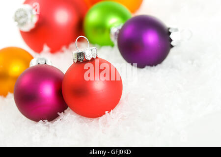 Reihe von Weihnachten im Zusammenhang mit Dekorationen, isoliert auf einem weißen Hintergrund. Stockfoto