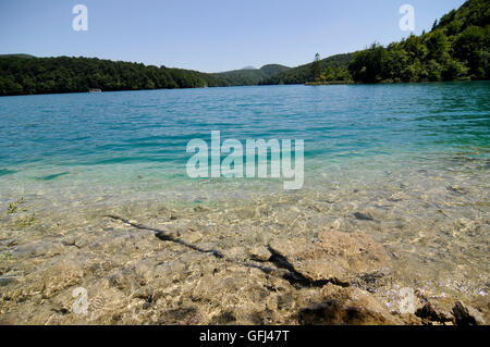 Plitvitce Seen. Blick von einem Seeufer Stockfoto