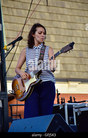 Gaby Moreno ist eine guatemaltekische Singer-Songwriter und Gitarrist. Stockfoto