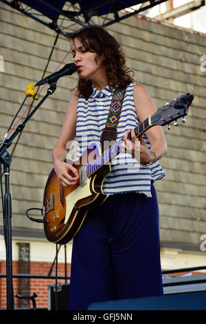 Gaby Moreno ist eine guatemaltekische Singer-Songwriter und Gitarrist. Stockfoto