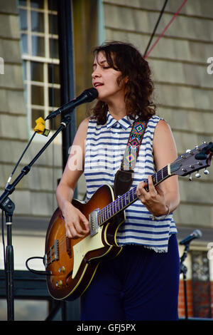 Gaby Moreno ist eine guatemaltekische Singer-Songwriter und Gitarrist. Stockfoto