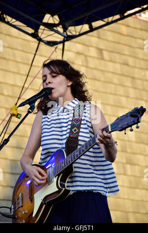 Gaby Moreno ist eine guatemaltekische Singer-Songwriter und Gitarrist. Stockfoto