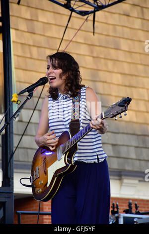 Gaby Moreno ist eine guatemaltekische Singer-Songwriter und Gitarrist. Stockfoto