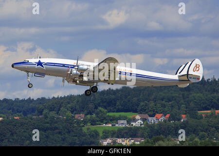 Zürich/Schweiz July10, 2016: Breitling Super Coni Landung am Flughafen Zürich. Stockfoto