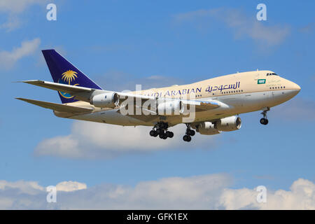 Zürich/Schweiz July10, 2016: Saudische Flugzeuge Boeing 747SP Landung am Flughafen Zürich. Stockfoto