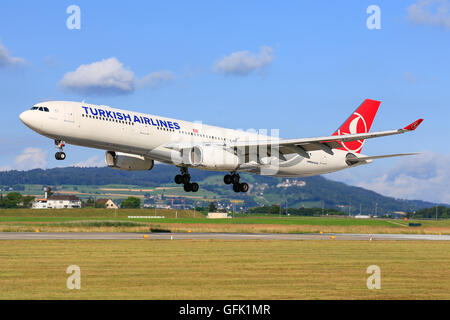 Urich/Schweiz July10, 2016: türkische Flugzeuge Airbus A330 Landung am Flughafen Zürich. Stockfoto