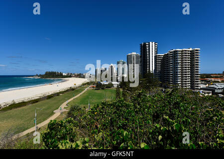 Blick vom Kirra Punkt Suche entlang der Strandpromenade in Coolangatta an der Gold Coast in queensland Stockfoto