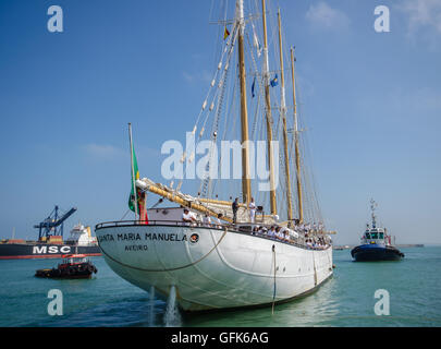 Die Tall Schiffe Races und Regatten angekommen Cadiz Hafen 2016... über 40 internationale Schiffe mit Crew von jungen Menschen. Stockfoto