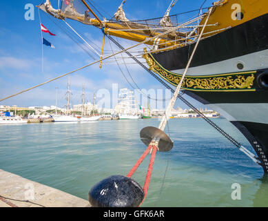 Die Tall Schiffe Races und Regatten angekommen Cadiz Hafen 2016... über 40 internationale Schiffe mit Crew von jungen Menschen. Stockfoto