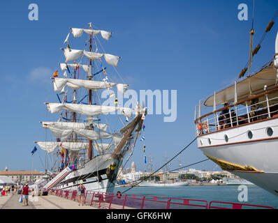 Die Tall Schiffe Races und Regatten angekommen Cadiz Hafen 2016... über 40 internationale Schiffe mit Crew von jungen Menschen. Stockfoto