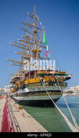 Die Tall Schiffe Races und Regatten angekommen Cadiz Hafen 2016... über 40 internationale Schiffe mit Crew von jungen Menschen. Stockfoto