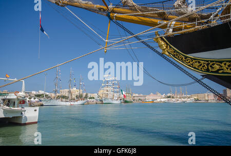 Die Tall Schiffe Races und Regatten angekommen Cadiz Hafen 2016... über 40 internationale Schiffe mit Crew von jungen Menschen. Stockfoto