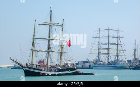 Die Tall Schiffe Races und Regatten angekommen Cadiz Hafen 2016... über 40 internationale Schiffe mit Crew von jungen Menschen. Stockfoto