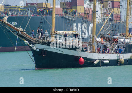 Die Tall Schiffe Races und Regatten angekommen Cadiz Hafen 2016... über 40 internationale Schiffe mit Crew von jungen Menschen. Stockfoto