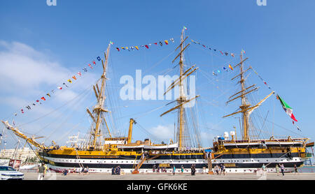 Die Tall Schiffe Races und Regatten angekommen Cadiz Hafen 2016... über 40 internationale Schiffe mit Crew von jungen Menschen. Stockfoto