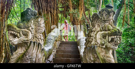 Drachenbrücke in die Heiligen Monkey Sanctuary, Bali, Indonesien Stockfoto