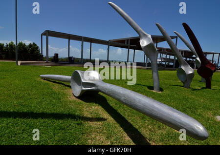 Tribut Skulptur an der Wal Fischer im Bluewater Quay, Downtown Mackay, Queensland, Australien Stockfoto