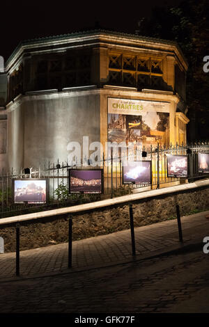 Nachtansicht von Montmartre in Paris. Stockfoto