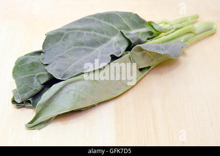 Chinesischer Kohl Gemüse (andere Namen sind chinesischer Brokkoli, Grünkohl, Kai lan, Gai-lan, Phak, Khana, Pak, Kana, Alboglabra, Brassica Stockfoto