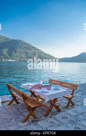 Tisch in einem Restaurant am Strand Stockfoto