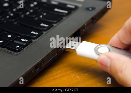 IT-Virus eingeben Laptop-Computer über USB-Stick oder USB-stick Stockfoto