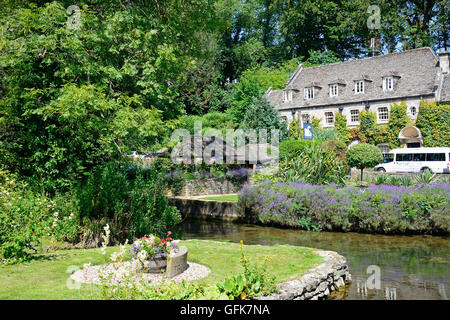 Blick über die Forelle Bauerngarten und Fluss Coln in Richtung The Swan Hotel, Bibury, Cotswolds, Gloucestershire, England, UK. Stockfoto