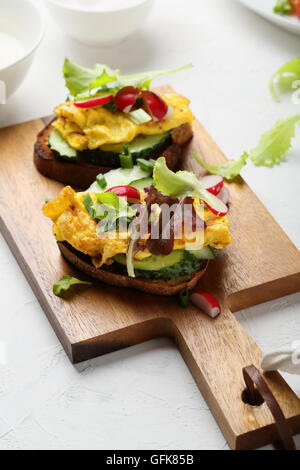 Frühstücks-Sandwich mit Eiern, Essen Nahaufnahme Stockfoto