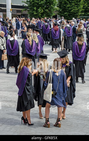 Solent University Abschlusstag in der Guildhall square Southampton, Absolventinnen und Absolventen können Gewändern auf. Stockfoto