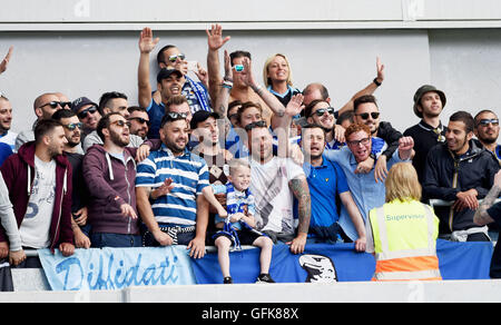 Lazio-Fans beim Freundschaftsspiel zwischen Brighton und Hove Albion und Lazio im American Express Community Stadium in Brighton und Hove. Juli 31, 2016. Simon Dack / Tele-Bilder Stockfoto