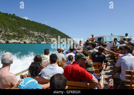 Vieste, Italien - 30. Juni 2016: Touristen, die auf einem Boot die Küste des Gargano National Park auf Puglia, Italien Stockfoto