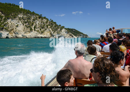 Vieste, Italien - 30. Juni 2016: Touristen, die auf einem Boot die Küste des Gargano National Park auf Puglia, Italien Stockfoto