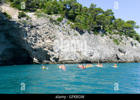 Vieste, Italien - 30. Juni 2016: Gruppe von Menschen Rudern auf der Küste des Gargano in Apulien, Italien Stockfoto