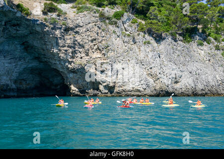 Vieste, Italien - 30. Juni 2016: Gruppe von Menschen Rudern auf der Küste des Gargano in Apulien, Italien Stockfoto