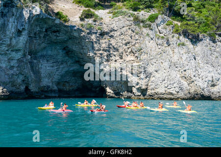 Vieste, Italien - 30. Juni 2016: Gruppe von Menschen Rudern auf der Küste des Gargano in Apulien, Italien Stockfoto