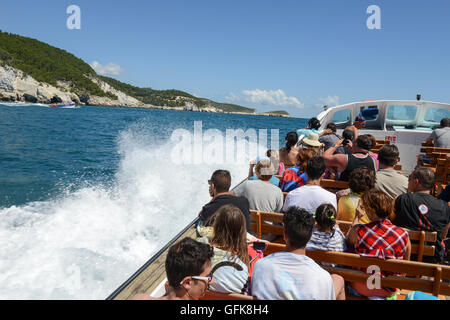 Vieste, Italien - 30. Juni 2016: Touristen, die auf einem Boot die Küste des Gargano National Park auf Puglia, Italien Stockfoto