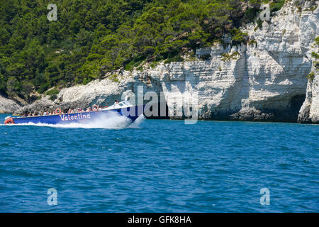 Vieste, Italien - 30. Juni 2016: Touristen, die auf einem Boot die Küste des Gargano National Park auf Puglia, Italien Stockfoto