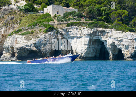 Vieste, Italien - 30. Juni 2016: Touristen, die auf einem Boot die Küste des Gargano National Park auf Puglia, Italien Stockfoto