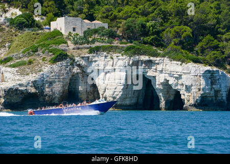 Vieste, Italien - 30. Juni 2016: Touristen, die auf einem Boot die Küste des Gargano National Park auf Puglia, Italien Stockfoto