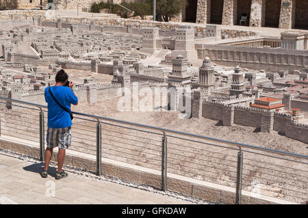 Israel Museum, Jerusalem: ein Mann die Bilder des Zweiten Tempels Modell, 1966 eröffnet, scale Modell von Jerusalem vor der Zerstörung des Tempels Stockfoto