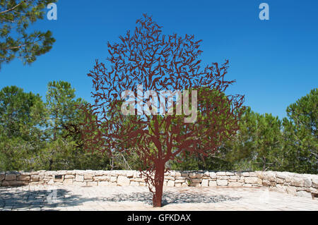 Jerusalem: die Skulptur 2003 Für den Baum des Feldes ist das Leben des Menschen, von Zadok Ben-David, in Yad Vashem, der Gedenkstätte für die Opfer des Holocaust Stockfoto