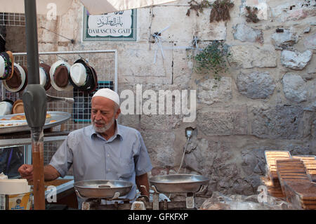 Israel, Jerusalem: ein Verkäufer von Hut und Bonbons an Damaskus Tor, eine der wichtigsten Eingänge in die alte Stadt Stockfoto