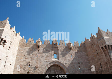 Jerusalem: die Friese und Dekorationen von Damaskus-Tor, eines der wichtigsten Zugänge zur Altstadt Stockfoto