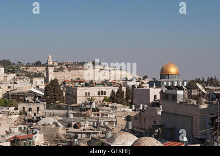 Israel, Jerusalem: Silhouette der Altstadt mit dem Felsendom, der islamischen Heiligtum, und der Ölberg aus der alten Mauern gesehen Stockfoto