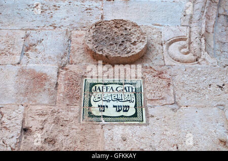 Jerusalem, Israel: das Zeichen der Jaffa Gate (Hebron Gate), ein Stein Portal in den Mauern der alten Stadt, einer von acht Tore der alten Stadt Stockfoto