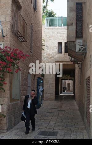 Jerusalem, Israel, Naher Osten: ein jüdischer Mann in den Gassen des Jüdischen Viertels, einem der 4 traditionellen Viertel der Altstadt Stockfoto