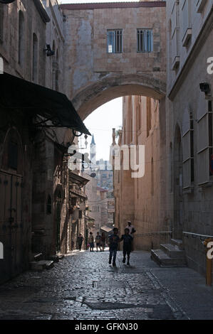 Jerusalem: Kinder unter der Überspannung des Ecce Homo Bogen die ausserhalb der Ecce Homo-Kirche auf der Via Dolorosa Stockfoto