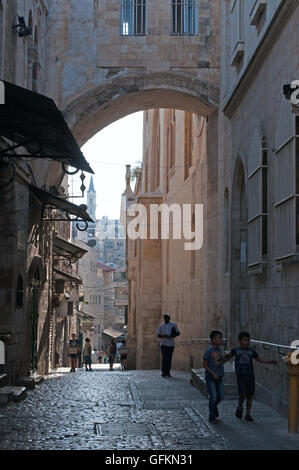 Jerusalem: Kinder unter der Überspannung des Ecce Homo Bogen die ausserhalb der Ecce Homo-Kirche auf der Via Dolorosa Stockfoto