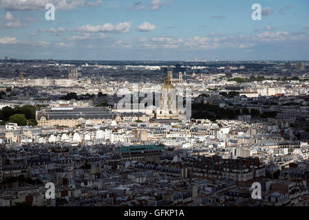 Blick vom Eiffelturm von Paris von Dôme des Invalides Stockfoto