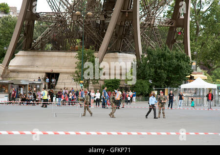 Armee Polizei patrouilliert in Paris Sehenswürdigkeiten tourist Stockfoto
