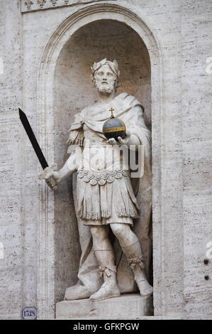 Statue von Karl dem großen in Saint-Louis-Kathedrale von Rom, Italien Stockfoto